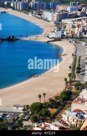 Vista sulla spiaggia e la città di Blanes, stazione balneare sulla Costa Brava in Catalogna, Spagna Foto Stock