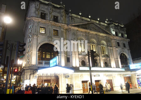 Vista frontale del Wyndham's Theatre di Londra di notte Foto Stock