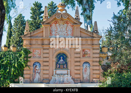 Siviglia Spagna monumento di grandi dimensioni nei Jardines de Murillo Siviglia dedicata al Catalina De Ribera e circondato da alberi Foto Stock