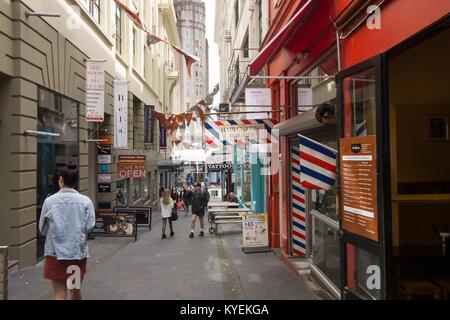 La gente a piedi passato negozi su Durham Street a est della città di Auckland a Auckland, Nuova Zelanda, Ottobre 10, 2017. () Foto Stock