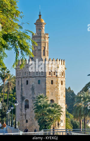 Siviglia SPAGNA IL MONUMENTO O LA TORRE DELLA TORRE DEL ORO TORRE D'oro sulle rive del fiume Guadalquivir Foto Stock