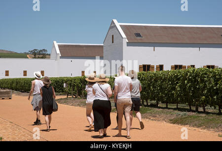 Fatto a Paarl, Western Cape, Sud Africa. Dicembre 2017. I turisti in un tour del vino Babylonstoren station wagon. Foto Stock