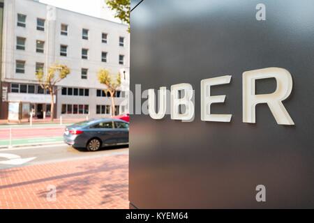 Cartello con il logo presso la sede centrale di ride-sharing technology company Uber nel sud del mercato (SOMA) quartiere di San Francisco, California, 13 ottobre 2017. SoMa è noto per avere una delle più alte concentrazioni di aziende di tecnologia e di startup di qualsiasi altra regione del mondo. () Foto Stock