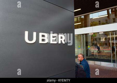 Segno con il logo e l'entrata presso la sede centrale di car-sharing technology company Uber nel sud del mercato (SOMA) quartiere di San Francisco, California, 13 ottobre 2017. SoMa è noto per avere una delle più alte concentrazioni di aziende di tecnologia e di startup di qualsiasi altra regione del mondo. () Foto Stock