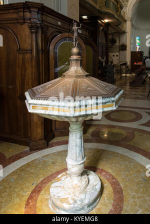 Marostica, Italia - 12 Aprile 2016: Antica acquasantiera in marmo con coperchio di rame in una vecchia chiesa di marostica, Italia. Foto Stock
