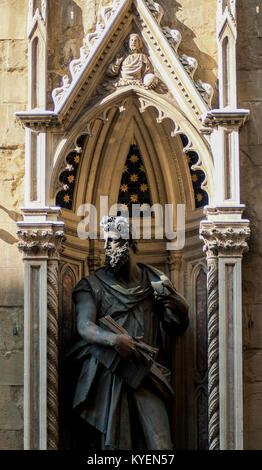 Firenze-febbraio 16: la statua di san Luca(replica) del Giambologna all'esterno della chiesa di Orsanmichele,Firenze,su febbraio 16,2012. Foto Stock