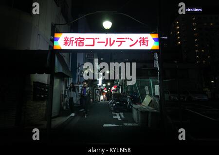 Segno di notte con caratteri giapponesi in Golden Gai quartiere di Shinjuku a Tokyo, in Giappone, in un area nota per la sua vivace vita notturna e bar scena, Ottobre 24, 2017. () Foto Stock
