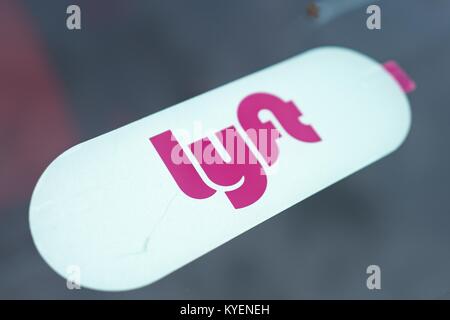 Close-up di logo per autostop e crowdsourced servizio taxi Lyft su un veicolo Lyft in San Francisco Bay Area Cittadina di Daly City, California, 3 novembre 2017. () Foto Stock