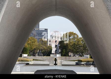 Vista attraverso il memorial statua all'Hiroshima Peace Memorial, parte dell'Hiroshima Peace Memorial Park, commemorazione di coloro che sono morti nel bombardamento atomico della città di Hiroshima, Giappone, 12 marzo 2014. () Foto Stock