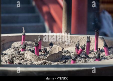 Close-up di resti di olocausti al tempio Bentendo nel Parco di Ueno, quartiere di Ueno, Taito, Tokyo, Giappone, novembre 2017. () Foto Stock