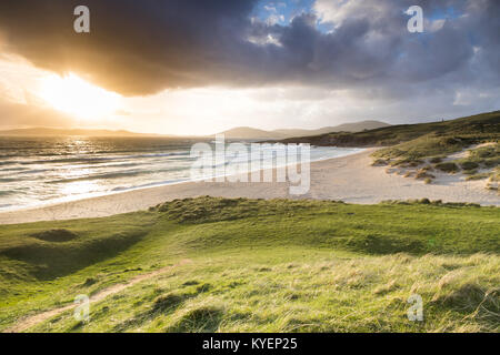 Traigh Lar spiaggia da Horgabost su Harris, Ebridi Esterne, Regno Unito al tramonto Foto Stock