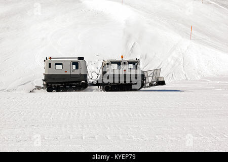 Una vista di neve macchine in pista di sci nelle Alpi della Svizzera Foto Stock