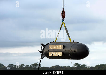 Unmanned sommergibile essendo sollevati da st. Andrews Bay, Panama City, Florida Foto Stock