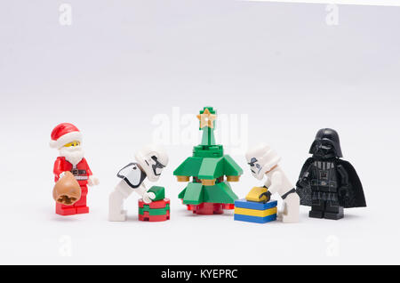 Lego santa claus e Darth Vader guardando storm trooper decorare albero di natale. Foto Stock