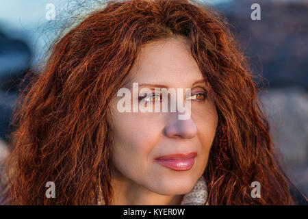 Donna in menopausa con rame rosso sorridente capelli Foto Stock