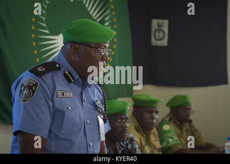 AMISOM capo di polizia di personale, Rex Dundun, parla durante una medaglia cerimonia per la partenza di un contingente di funzionari di polizia da Sierra Leone presso l'AMISOM sede a Mogadiscio, Somalia, il 26 agosto 2017. AMISOM foto Foto Stock