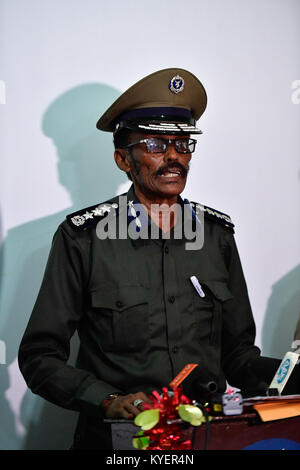 Il comandante del generale Kaahiye Accademia di polizia, il Generale di Brigata Abdulrashid Adan Heersi, parlando in corrispondenza del giunto cerimonia di chiusura delle donne e la protezione dei bambini e il contatore di base insurrezione corsi di formazione a Mogadiscio giovedì 31 agosto 2017. AMISOM Photo/ Atulinda Allan Foto Stock