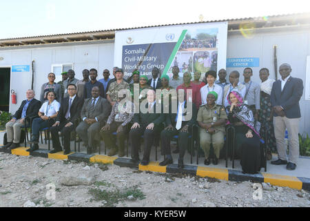 Ai partecipanti da parte delle Nazioni Unite e la missione dell Unione Africana in Somalia (AMISOM), posa per una foto di gruppo durante una riunione sui civili e militari del gruppo di lavoro svoltasi a Mogadiscio, Somalia il 7 settembre 2017. AMISOM foto / Omar Abdisalan Foto Stock