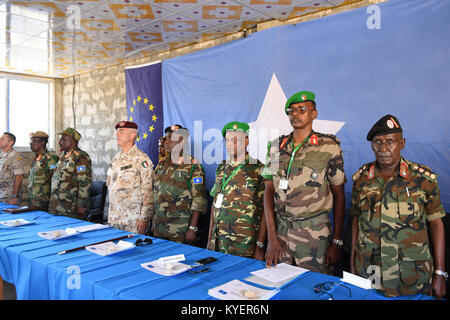 Gli alti ufficiali dai somali Esercito Nazionale (SNA), la missione dell Unione Africana in Somalia (AMISOM) e l'Unione europea alla missione di formazione in Somalia (EUTM), in corrispondenza di un pass-fuori la cerimonia di somali Esercito Nazionale (SNA) i soldati che hanno completato una luce corso di fanteria condotta dall' Unione europea alla missione di formazione (EUTM) in Somalia in generale Dhegabadan Training Center (Jazeera) a Mogadiscio, Somalia il 10 settembre 2017. AMISOM foto / Omar Abdisalan Foto Stock