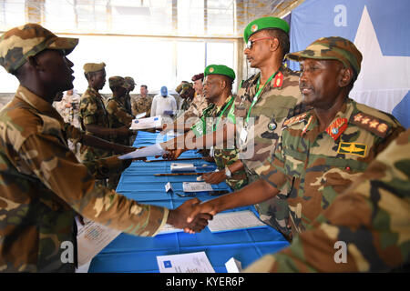 Gli alti ufficiali dai somali Esercito Nazionale (SNA), la missione dell Unione Africana in Somalia (AMISOM) e l'Unione europea alla missione di formazione in Somalia (EUTM), consegnare certificati per i somali Esercito Nazionale (SNA) i soldati che hanno completato una luce corso di fanteria condotta dall' Unione europea alla missione di formazione (EUTM) in Somalia in generale Dhegabadan Training Center (Jazeera) a Mogadiscio, Somalia il 10 settembre 2017. AMISOM foto / Omar Abdisalan Foto Stock