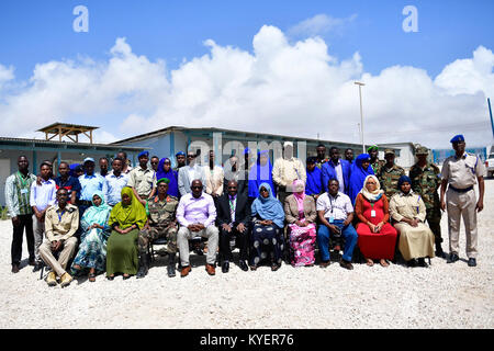 I partecipanti provenienti da vari Somalia di istituzioni di sicurezza posa per una foto di gruppo dopo l'apertura dell AMISOM Formazione dei formatori corso sulla prevenzione di assunzione e di impiego dei bambini soldato nei conflitti armati a Mogadiscio, Somalia il 12 settembre 2017. AMISOM foto / Allan Atulinda Foto Stock