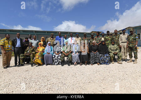 I partecipanti provenienti da vari Somalia di istituzioni di sicurezza posa per una foto di gruppo dopo l'apertura dell AMISOM Formazione dei formatori corso sulla prevenzione di assunzione e di impiego dei bambini soldato nei conflitti armati a Mogadiscio, Somalia il 17 settembre 2017. AMISOM foto / Omar Abdisalan Foto Stock