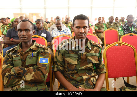Gli ufficiali dell'esercito nazionale somalo, dell'AMISOM e dei partner internazionali partecipano alla cerimonia di chiusura di un seminario sul contrasto agli ordigni esplosivi improvvisati (IED) a Mogadiscio, in Somalia, il 27 settembre 2017. L'evento è stato catturato dal fotografo AMISOM Omar Abdisalan. Foto Stock