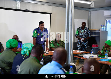 Anand Pillay, la polizia Commisioner dell AMISOM parla nella fase di induzione della formazione per appena distribuito gli ufficiali di polizia che serve sotto la missione dell Unione Africana in Somalia (AMISOM) a Mogadiscio il 06 ottobre, 2017. AMISOM foto / ilyas Ahmed Foto Stock