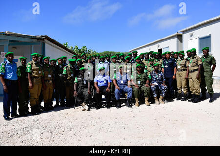 È stato appena distribuito di singoli funzionari di polizia (IPO) che serve sotto la missione dell Unione Africana in Somalia (AMISOM) posano per una foto di gruppo con AMISOM Commisioner di polizia, Anand Pillay, e altri alti funzionari a Mogadiscio il 06 ottobre, 2017. AMISOM foto / ilyas Ahmed Foto Stock