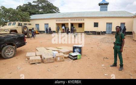 L'Interim sud ovest di amministrazione (ISWA) poliziotti ricevono un assortimento di attrezzature per ufficio donati dalla missione dell Unione Africana in Somalia (AMISOM) componente di polizia. Questo è stato durante una cerimonia di passaggio a Baidoa, Somalia il 7 ottobre 2017. AMISOM foto Foto Stock