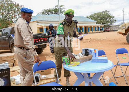 L'Interim sud ovest di amministrazione (ISWA) poliziotti ricevono un assortimento di attrezzature per ufficio donati dalla missione dell Unione Africana in Somalia (AMISOM) componente di polizia. Questo è stato durante una cerimonia di passaggio a Baidoa, Somalia il 7 ottobre 2017. AMISOM foto Foto Stock