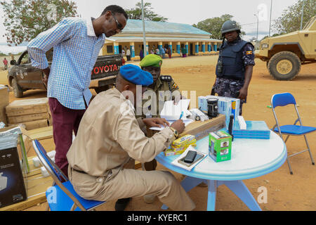 L'Interim sud ovest di amministrazione (ISWA) poliziotti ricevono un assortimento di attrezzature per ufficio donati dalla missione dell Unione Africana in Somalia (AMISOM) componente di polizia. Questo è stato durante una cerimonia di passaggio a Baidoa, Somalia il 7 ottobre 2017. AMISOM foto Foto Stock