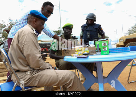 L'Interim sud ovest di amministrazione (ISWA) poliziotti ricevono un assortimento di attrezzature per ufficio donati dalla missione dell Unione Africana in Somalia (AMISOM) componente di polizia. Questo è stato durante una cerimonia di passaggio a Baidoa, Somalia il 7 ottobre 2017. AMISOM foto Foto Stock