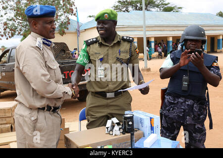 L'Interim sud ovest di amministrazione (ISWA) poliziotti ricevono un assortimento di attrezzature per ufficio donati dalla missione dell Unione Africana in Somalia (AMISOM) componente di polizia. Questo è stato durante una cerimonia di passaggio a Baidoa, Somalia il 7 ottobre 2017. AMISOM foto Foto Stock