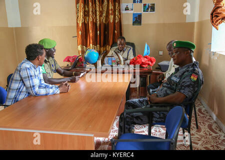 L'Interim sud ovest di amministrazione (ISWA) commissario di polizia, Col. Muktar Ahmed Ibrahim in un incontro con la missione dell Unione Africana in Somalia (AMISOM) ufficiali della polizia durante la cerimonia di passaggio a Baidoa, Somalia il 7 ottobre 2017. AMISOM foto Foto Stock