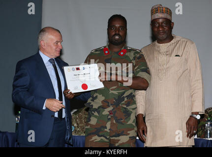 Grandi Elmi Isse Mohamed da somali Esercito Nazionale riceve un certificato da Jim Haggerty dell'Ambasciata britannica a Mogadiscio e AMISOM testa della tutela dei diritti umani e di genere, Kareem Adebayo alla fine della cerimonia di chiusura della formazione dei formatori per la prevenzione di assunzione e di impiego dei bambini soldato nei conflitti armati svoltasi a Nairobi in Kenya il 20 ottobre 2017, AMISOM foto Foto Stock