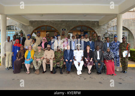 I partecipanti posano per una foto di gruppo durante la cerimonia di chiusura per la formazione dei formatori per la prevenzione di assunzione e di impiego dei bambini soldato nei conflitti armati svoltasi a Nairobi in Kenya il 20 ottobre 2017, AMISOM foto Foto Stock