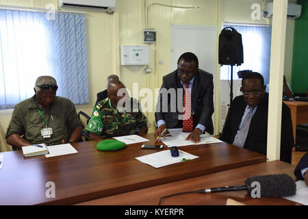 I membri di Amisom e stato Hirshabelle firmare un contratto di locazione tra Hirshabelle stato e AMISOM presso la sede dell Unione africana a Mogadiscio, Somalia, il 18 luglio 2017. AMISOM foto Foto Stock