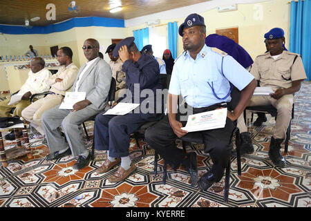 Gli agenti di polizia della Somalia sud-occidentale partecipano a una sessione di formazione sulle indagini sui reati gravi a Baidoa, Somalia, organizzata dalla missione dell'Unione africana in Somalia (AMISOM) il 28 novembre 2017. Foto Stock