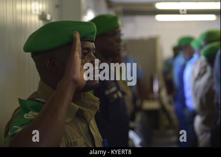 Gli agenti di polizia che prestano servizio presso la missione dell'Unione africana in Somalia (AMISOM) partecipano a una cerimonia di addio per il Commissario di polizia Anand Pillay, che ha concluso il suo mandato il 28 novembre 2017. Foto Stock