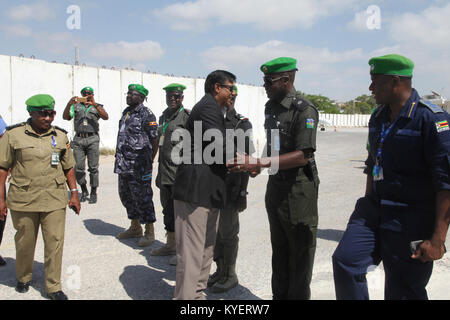 Anand Pillay, Commissario di polizia uscente dell'AMISOM, avvistato da alti ufficiali presso l'aeroporto internazionale di Mogadiscio, segnando la fine del suo servizio in Somalia il 29 novembre 2017. Foto Stock