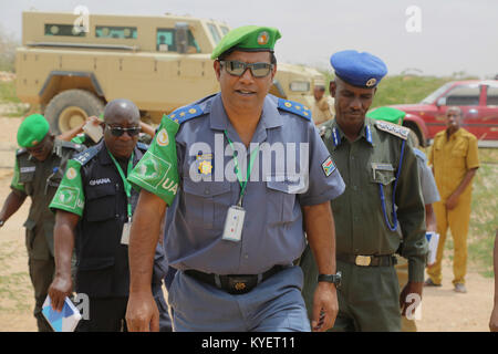 Il brigadiere Anand Pillay, il responsabile della polizia della missione dell Unione Africana in Somalia (AMISOM) Visite di polizia un centro di formazione in Beletweyne, Somalia il 9 agosto 2017. AMISOM foto Foto Stock