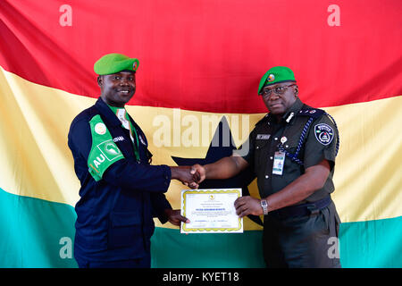 Rex Dundun, la missione dell Unione Africana in Somalia (AMISOM) capo di polizia di personale, assegna un certificato a un Ghanian funzionario di polizia che ha completato il suo giro del dazio sotto AMISOM. Questo è stato durante una cerimonia di commiato svoltasi a Mogadiscio il 16 dicembre 2017. AMISOM foto / Ilyas Ahmed Foto Stock