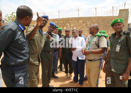 Il brigadiere Anand Pillay, il responsabile della polizia della missione dell Unione Africana in Somalia (AMISOM) Visite di polizia un centro di formazione in Beletweyne, Somalia il 9 agosto 2017. AMISOM foto Foto Stock