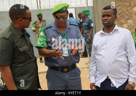 Il brigadiere Anand Pillay, il responsabile della polizia della missione dell Unione Africana in Somalia (AMISOM) Visite di polizia un centro di formazione in Beletweyne, Somalia il 9 agosto 2017. AMISOM foto Foto Stock