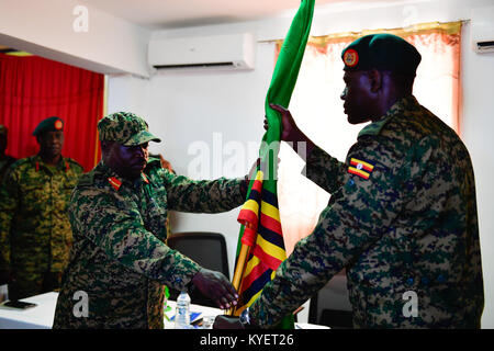 Il nuovo comandante del contingente ugandese che serve sotto la missione dell Unione Africana in Somalia (AMISOM), Briga. Gen. Paolo Lokech riceve le truppe ugandesi e Unione africana dalle bandiere di magg. Gen. Pietro Elwelu, il capo delle Forze terrestri dell'Uganda la Difesa del Popolo le forze. Questo era durante un handover command e takeover cerimonia in Uganda contingente AMISOM sede a Mogadiscio, Somalia il 19 dicembre 2017. AMISOM foto / Ilyas Ahmed Foto Stock