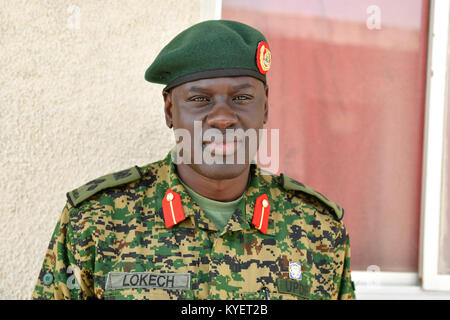 Il nuovo comandante del contingente ugandese che serve sotto la missione dell Unione Africana in Somalia (AMISOM), Briga. Gen. Paolo Lokech all'Uganda contingente AMISOM sede a Mogadiscio, Somalia il 19 dicembre 2017. AMISOM foto / Ilyas Ahmed Foto Stock