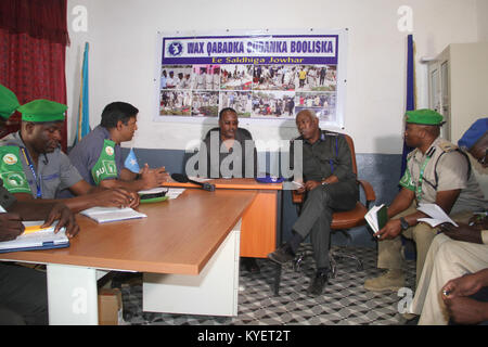 Il brigadiere Anand Pillay, il responsabile della polizia della missione dell Unione Africana in Somalia (AMISOM) incontra Ahmed Mayre Makaran, governatore del Medio Scebeli regione. La riunione ha avuto luogo in aeroporto di Jowhar, Somalia il 10 agosto 2017. Il brigadiere Pillay ha guidato una delegazione di AMISOM funzionari di polizia all aeroporto di Jowhar per ultimare i preparativi per cominciare la formazione della Somalia personale di polizia di stato Hirshabelle. AMISOM foto Foto Stock