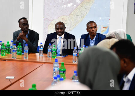 Simon Mulongo, il Vice Rappresentante speciale del Presidente della Commissione dell'Unione africana (DSRCC) per la Somalia, incontra somalo di giovani leader e attivisti di missione AMISOM sede a Mogadiscio il 23 dicembre 2017. AMISOM foto / Ilyas Ahmed Foto Stock