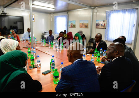 Simon Mulongo, il Vice Rappresentante speciale del Presidente della Commissione dell'Unione africana (DSRCC) per la Somalia, incontra somalo di giovani leader e attivisti di missione AMISOM sede a Mogadiscio il 23 dicembre 2017. AMISOM foto / Ilyas Ahmed Foto Stock